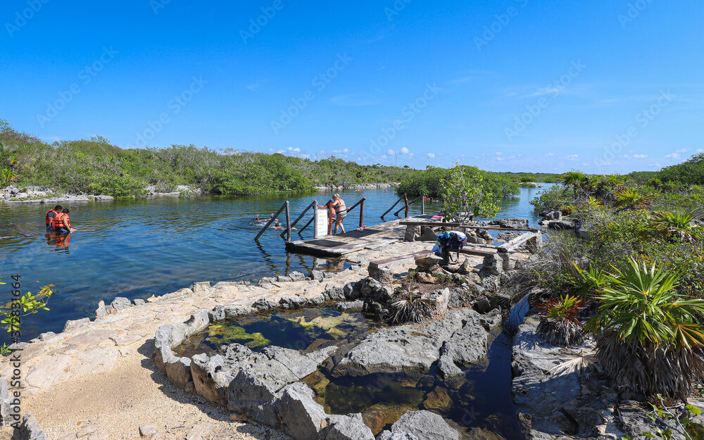 TULUM, QUINTANA ROO, MEXIQUE : Lagune Yal-Ku et zone de baignade en cenote